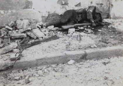 【jpg清晰版】中国士兵遗体持枪握手榴弹上海空坪路1937年.jpg