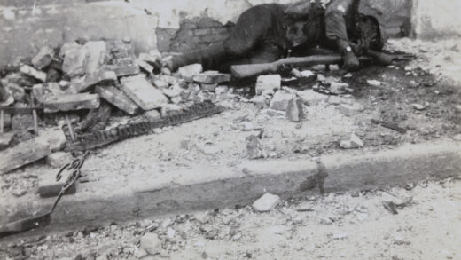 【jpg清晰版】中国士兵遗体持枪握手榴弹上海空坪路1937年.jpg