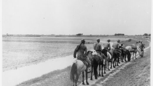 【jpg清晰版】中国士兵骑马列队行进在一条小径上.jpg