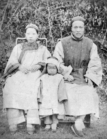 【jpg清晰版】中国夫妇带一个孩子.jpg