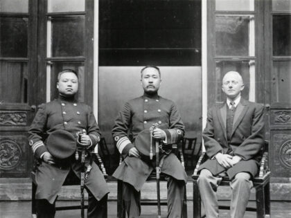 【jpg清晰版】中国葬礼上的官员.jpg