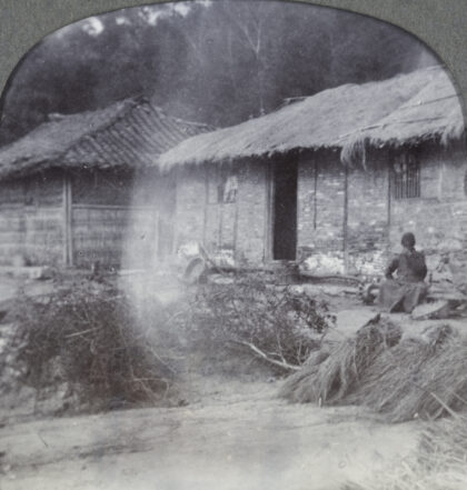 【jpg清晰版】乡间小屋旁的男人身旁堆着柴枝和稻草.jpg