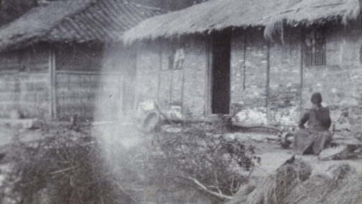【jpg清晰版】乡间小屋旁的男人身旁堆着柴枝和稻草.jpg