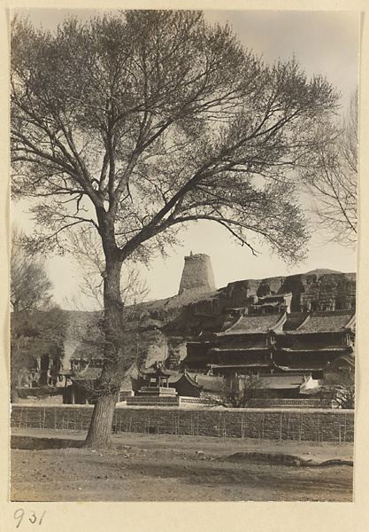 【JPG清晰版】云冈石窟东端全景展现影壁中的土塔、武州崖及寺庙建筑