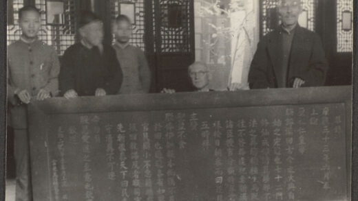 【jpg清晰版】五名男子手持一幅装裱好的卷轴.jpg