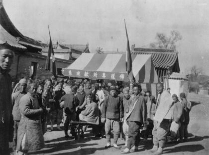 【jpg清晰版】人们聚集在山西一个浸信会福音布道帐篷周围.jpg