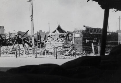 【jpg清晰版】从一个岗哨望向另一个岗哨上海1937年.jpg