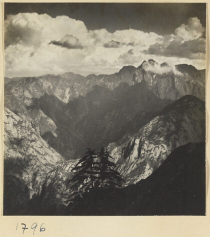 【jpg清晰版】从华山西峰观秦岭山脉背景下的山地景观.jpg