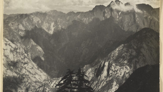 【jpg清晰版】从华山西峰观秦岭山脉背景下的山地景观.jpg