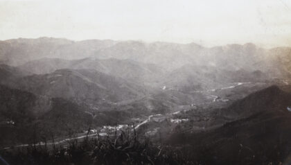 【jpg清晰版】从山上俯瞰山谷的道路和房屋.jpg