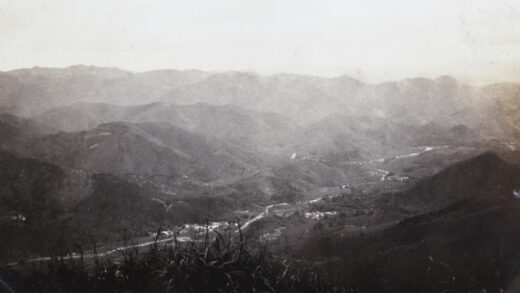 【jpg清晰版】从山上俯瞰山谷的道路和房屋.jpg