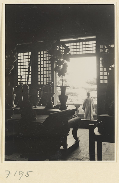 【jpg清晰版】从戒台寺寺庙建筑内部看到的景色展示祭坛上的仪式物品、格子窗和平台上的僧人.jpg