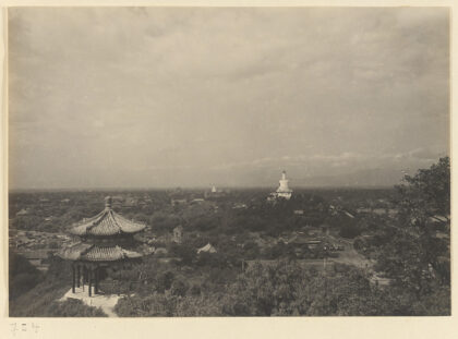 【jpg清晰版】从景山公园看到的北京天际线展示福兰亭和白塔.jpg
