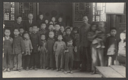 【jpg清晰版】传教士与中国男子及学童.jpg