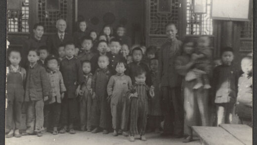 【jpg清晰版】传教士与中国男子及学童.jpg
