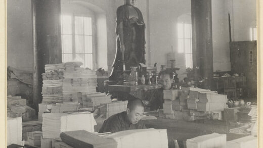 【jpg清晰版】僧人在佛教寺庙的装订室中工作背景为祭坛和佛像.jpg