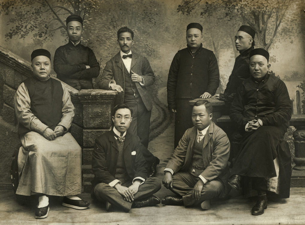 【JPG清晰版】八名中国男子在摄影工作室