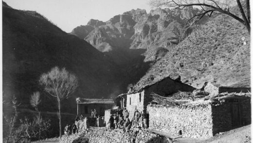 【jpg清晰版】八路军战士在北平北京西区平西的一处山间小屋旁.jpg
