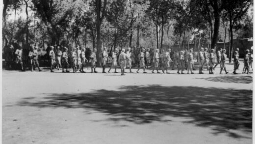 【jpg清晰版】八路军战士行进在晋察冀的阅兵场上.jpg