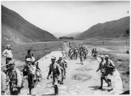 【jpg清晰版】八路军部队行进在五台山区的道路上1938年.jpg