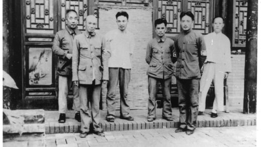 【jpg清晰版】六名男子聚集在一栋大楼外.jpg