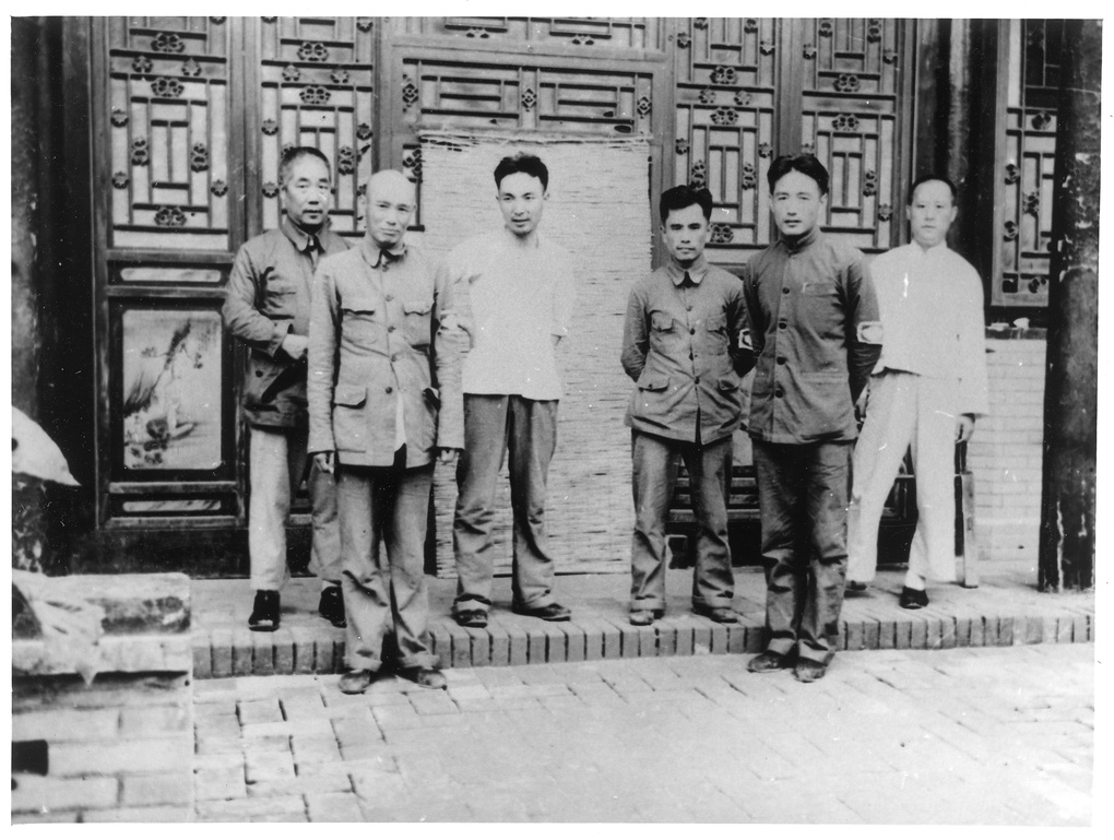 【JPG清晰版】六名男子聚集在一栋大楼外
