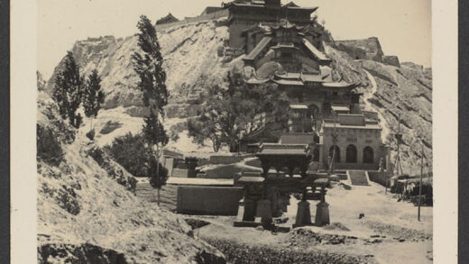 【jpg清晰版】兰州及周边地区一座道教寺庙前景中可见灌溉渠.jpg