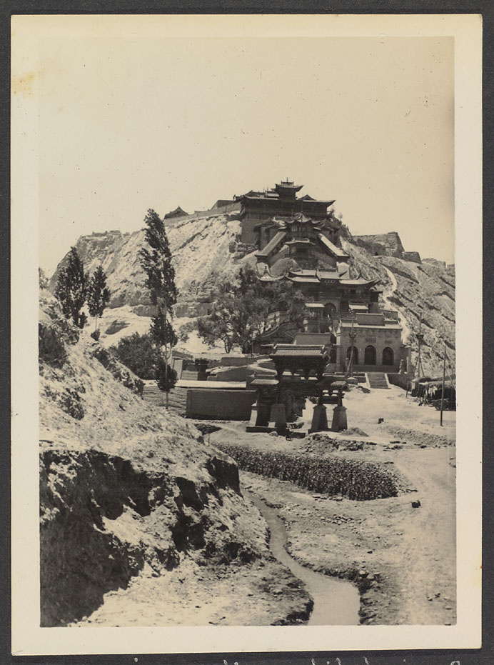 【JPG清晰版】兰州及周边地区一座道教寺庙前景中可见灌溉渠