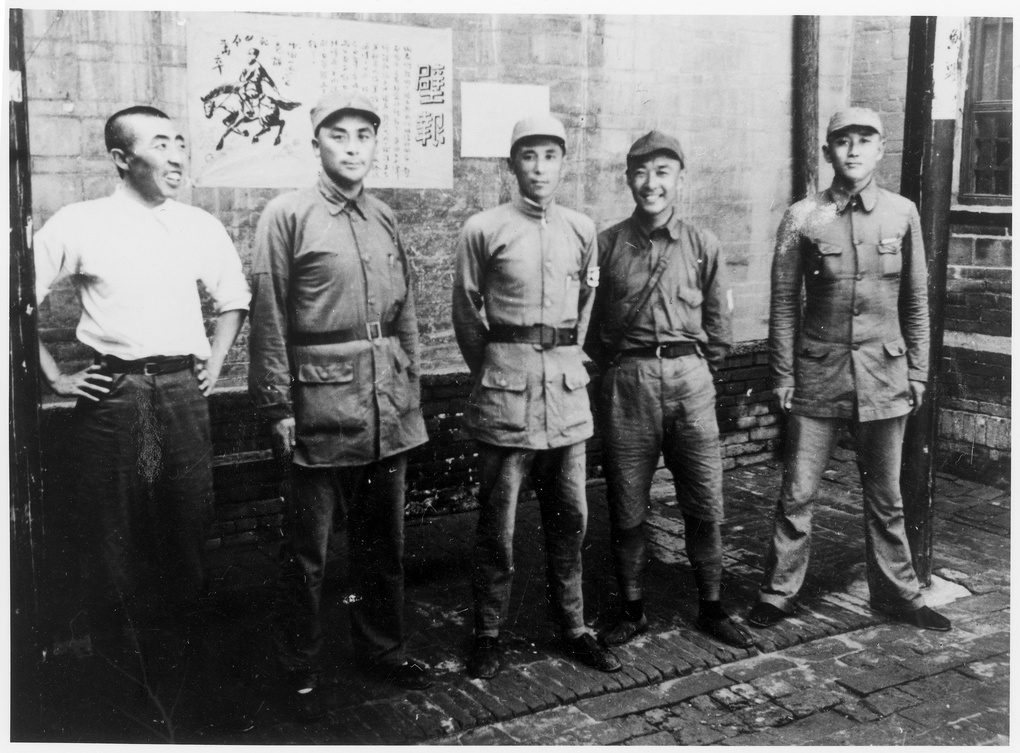 【JPG清晰版】冀中某街道办事处工作人员（左为小方）在贴有海报的墙前