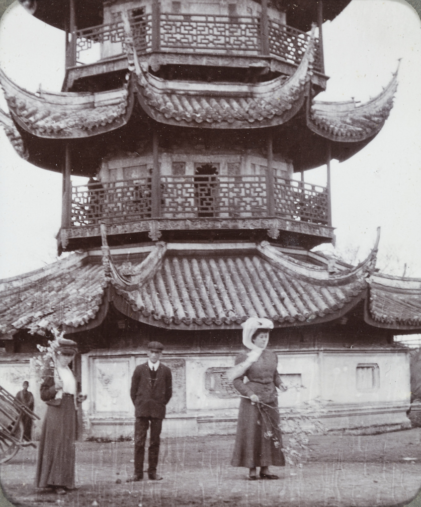 【JPG清晰版】内莉和利奥·杜德尼与佩吉·柯顿在桃花时节的上海龙华塔
