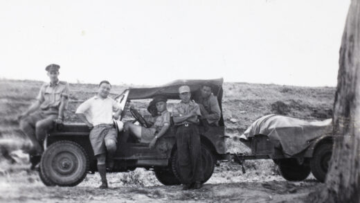 【jpg清晰版】军统与军情部门乘吉普车前往西安1945年.jpg