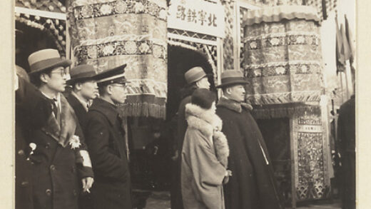 【jpg清晰版】出殡帐棚外的仪仗队.jpg