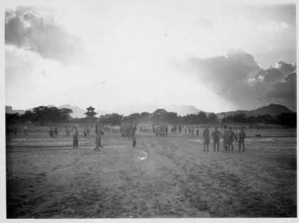 【jpg清晰版】列队士兵与围观群众背景为万县站佛塔河北1938年.jpg