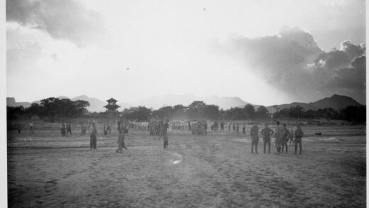 【jpg清晰版】列队士兵与围观群众背景为万县站佛塔河北1938年.jpg