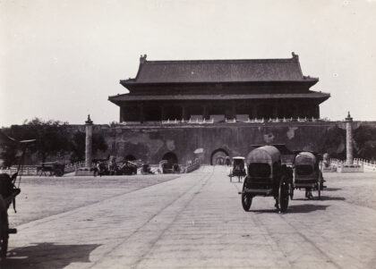 【jpg清晰版】北京天安门城楼旁的马车.jpg