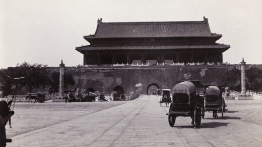 【jpg清晰版】北京天安门城楼旁的马车.jpg