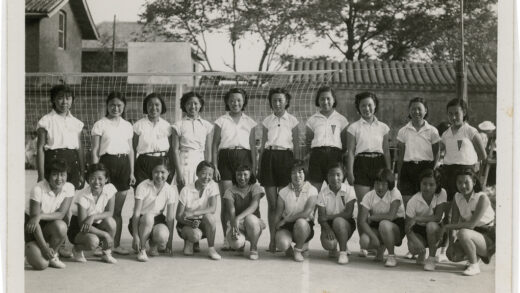 【jpg清晰版】北京布里奇曼学院羽毛球场的中国女运动员.jpg