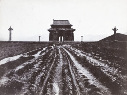 【jpg清晰版】北京明十三陵神道旁的神功圣德碑亭.jpg
