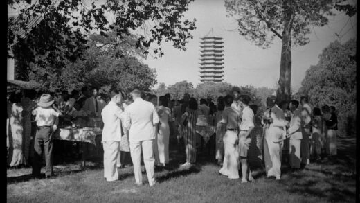 【jpg清晰版】北京燕京大学林赛婚宴上的宾客背景是博雅塔（水塔）.jpg