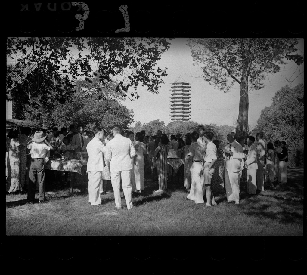 【JPG清晰版】北京燕京大学林赛婚宴上的宾客背景是博雅塔（水塔）