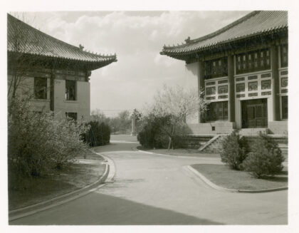 【jpg清晰版】北京燕京大学的两栋建筑和一座华表.jpg