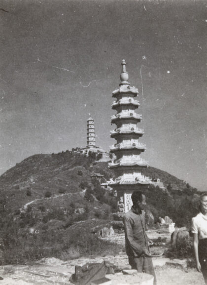 【jpg清晰版】北京玉泉山大理石塔旁的饮料摊贩与黛安·德马尔热里.jpg