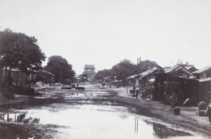 【jpg清晰版】北京的城门楼和泥泞的街道.jpg
