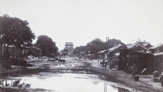 【jpg清晰版】北京的城门楼和泥泞的街道.jpg