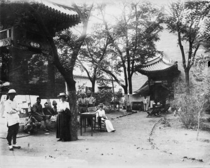 【jpg清晰版】北京英国使馆钟楼旁的公告板和教堂.jpg