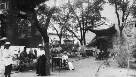 【jpg清晰版】北京英国使馆钟楼旁的公告板和教堂.jpg