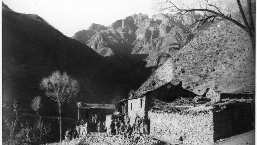 【jpg清晰版】北京西部的平溪区一群游击队员在山间小屋旁.jpg