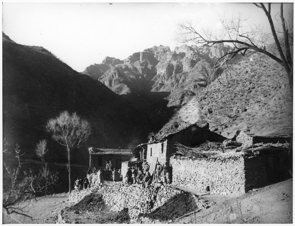 【JPG清晰版】北京西部的平溪区一群游击队员在山间小屋旁