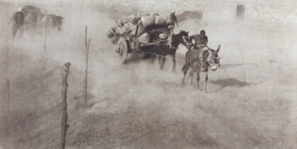 【jpg清晰版】北京车夫引导货车沿着尘土飞扬的道路.jpg