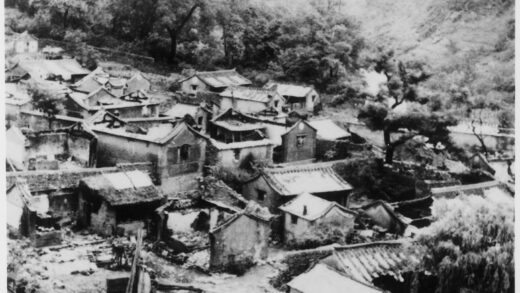 【jpg清晰版】北京附近一个村庄的房屋被日本扫荡队烧毁.jpg